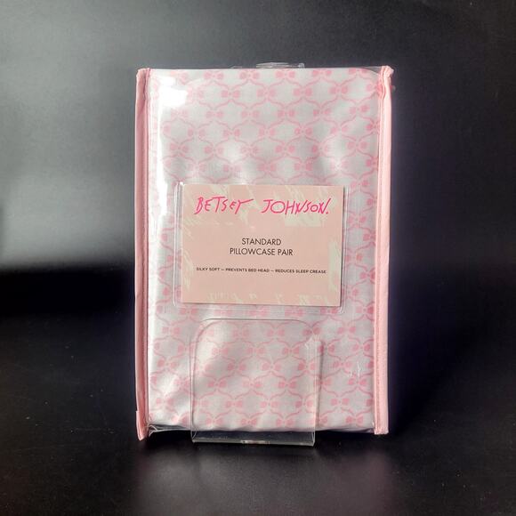 Betsey Johnson Petal Pink Coquette Bow Ribbon Satin Pillowcases 20 X 30‎ NIP - Picture 2 of 6
